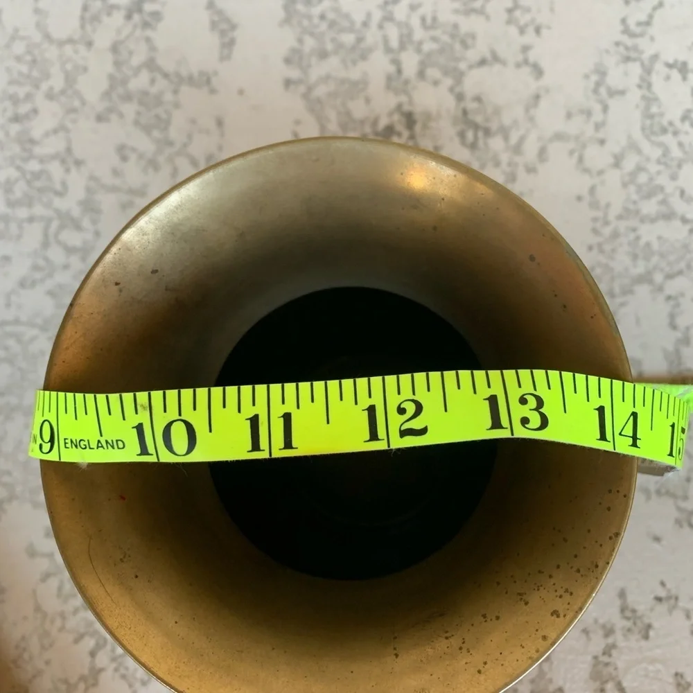 Vase with pearl design